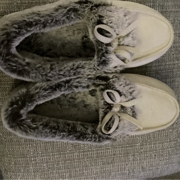 Cream and Gray Plush Lined Slippers for Indoor Comfort - Picture 4 of 4